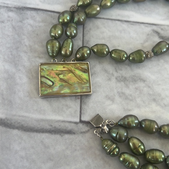 3 Strand vintage pearl green necklace STUNNING! - Picture 7 of 10
